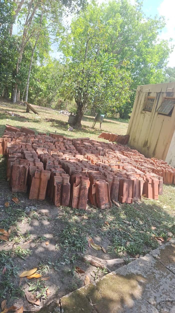 Telhas cerâmicas doadas, empilhadas no terreno do CAB